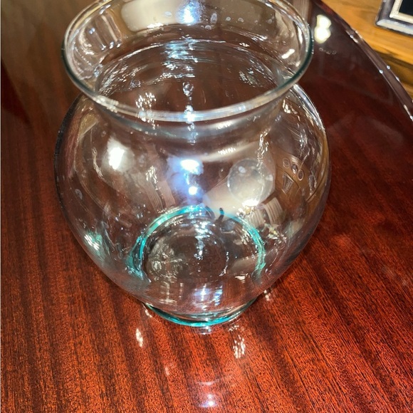 Hand Blown Glass Vase Made in 🇲🇽 Striking and Elegant - Picture 4 of 7